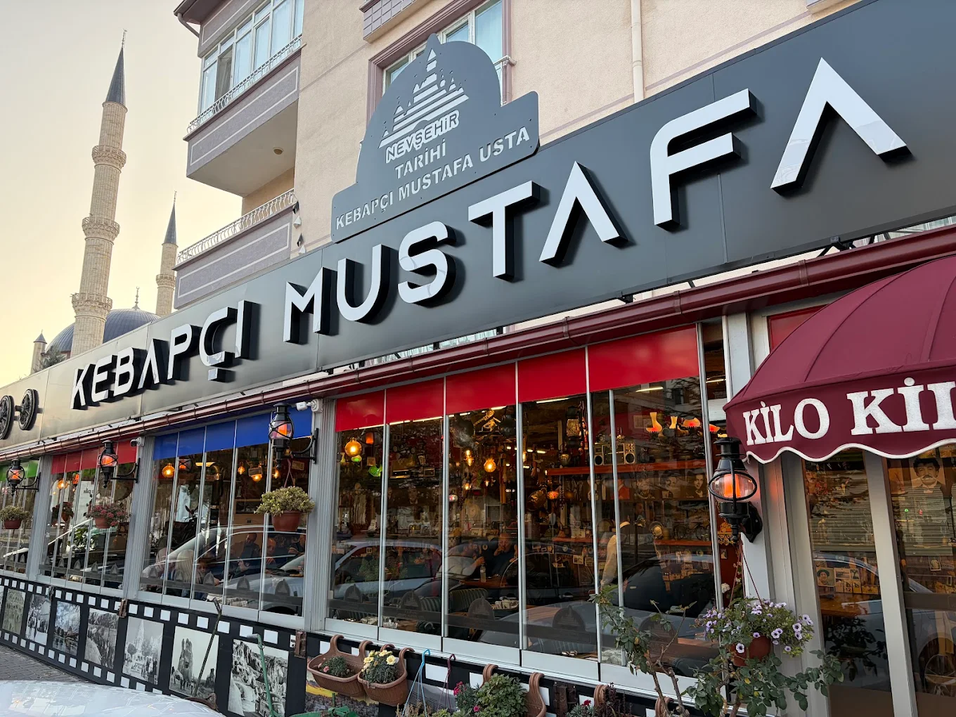 Gün batımında dış cephe ve minareler